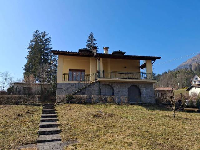 Villa Indipendente in vendita a Rovetta, Lombardia