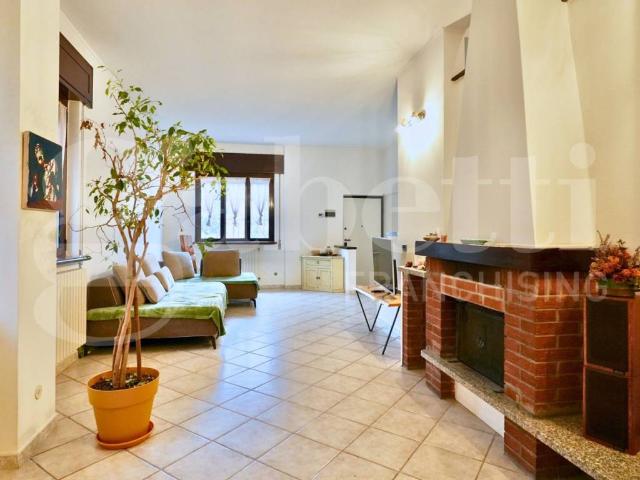 Villa Indipendente in vendita a Valleambrosia, Rozzano