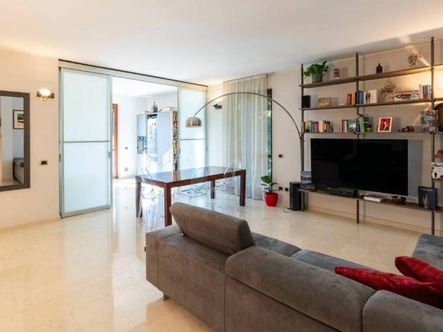 Villa Indipendente in vendita a Pontesesto, Rozzano