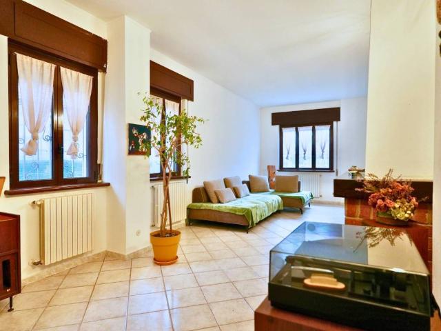 Villa Indipendente in vendita a Valleambrosia, Rozzano