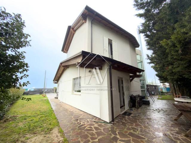 Villa Indipendente in vendita a Russi, Reggio Emilia
