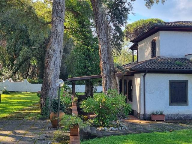 Villa Indipendente in vendita a Mezzomonte, Sabaudia