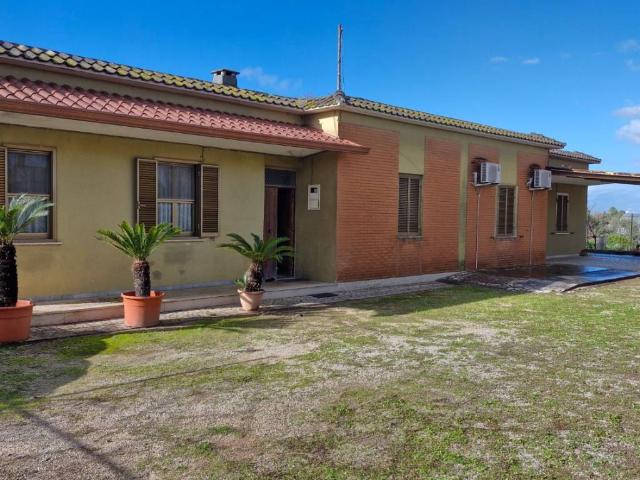 Villa Indipendente in vendita a Sabaudia, Lazio