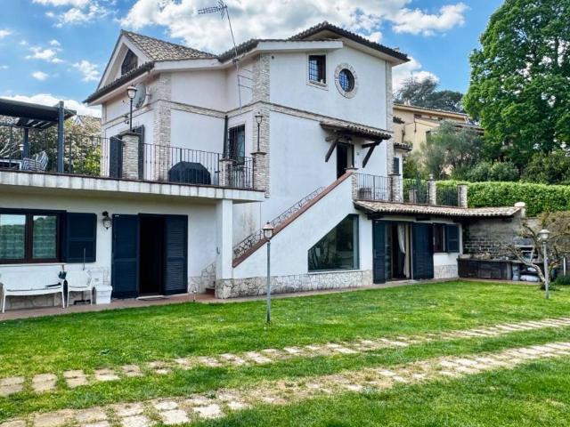 Villa Indipendente in vendita a Monte Caminetto, Roma Capitale