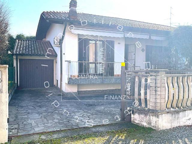 Villa Indipendente in vendita a Samarate, Lombardia