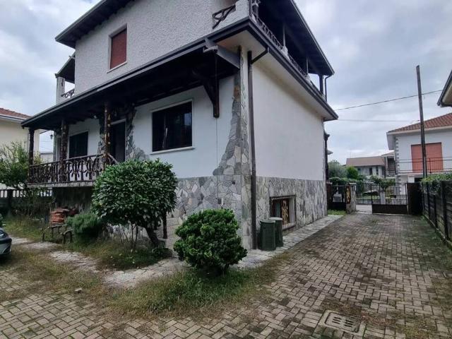Villa Indipendente in vendita a Samarate, Varese