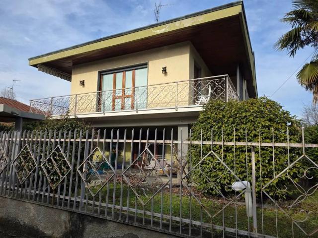 Villa Indipendente in vendita a Samarate, Lombardia
