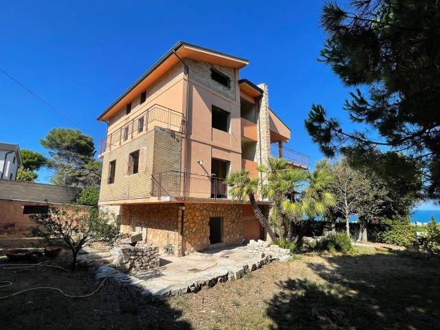 Villa Indipendente in vendita a Santa Lucia, Marche