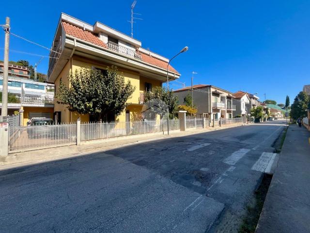 Villa Indipendente in vendita a Ponterotto, Marche