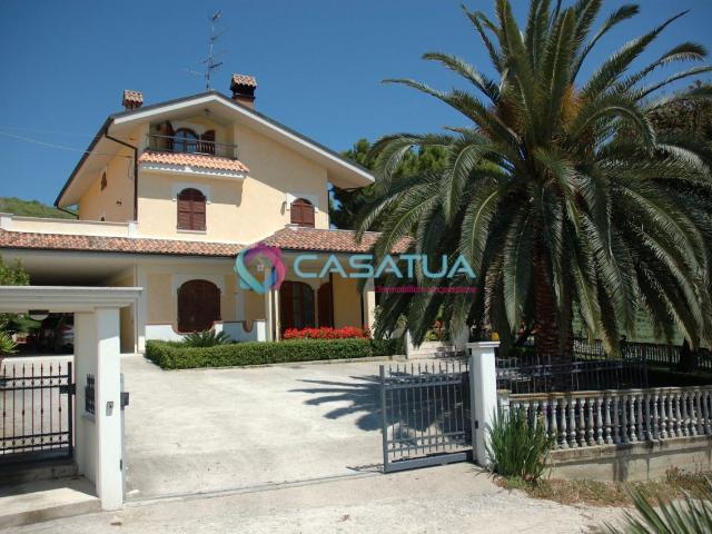 Villa Indipendente in vendita a Monte Cretaccio, Marche