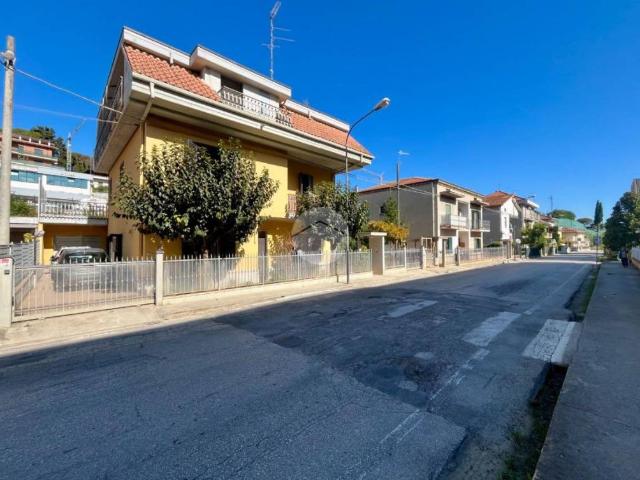 Villa Indipendente in vendita a Ponterotto, Marche