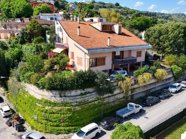 Villa Indipendente in vendita a Paese Alto, Marche