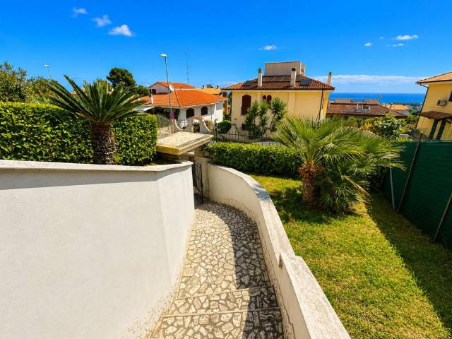 Villa Indipendente in vendita a Santa Lucia, Marche