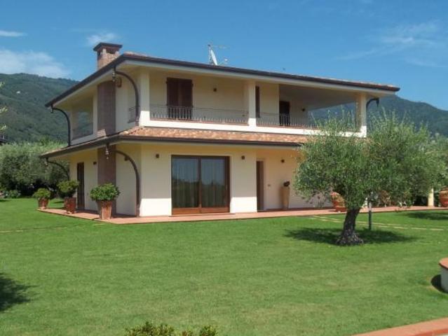 Villa Indipendente in vendita a Marina Di Massa, Toscana
