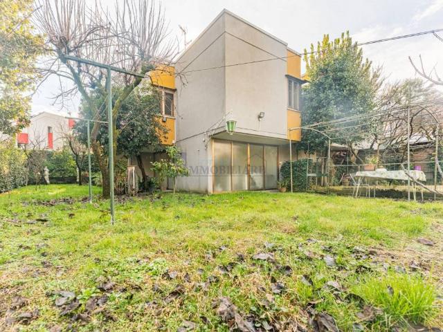 Villa Indipendente in vendita a San Donato Milanese, Lombardia