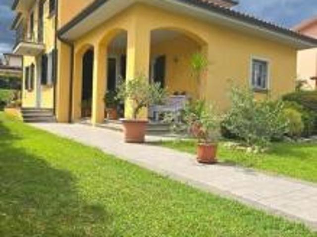 Villa Indipendente in vendita a Montecarlo, Toscana
