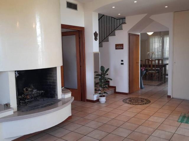 Villa Indipendente in vendita a Serravalle