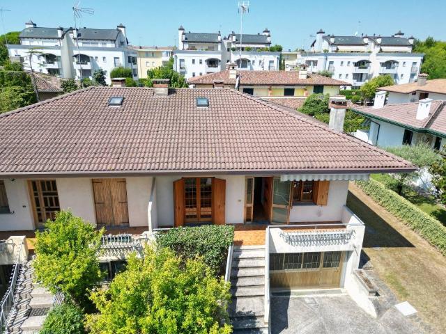 Villa Indipendente in vendita a Lido dei Pini, San Michele Al Tagliamento