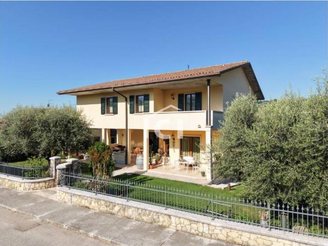Villa Indipendente in vendita a San Pietro In Cariano, Veneto