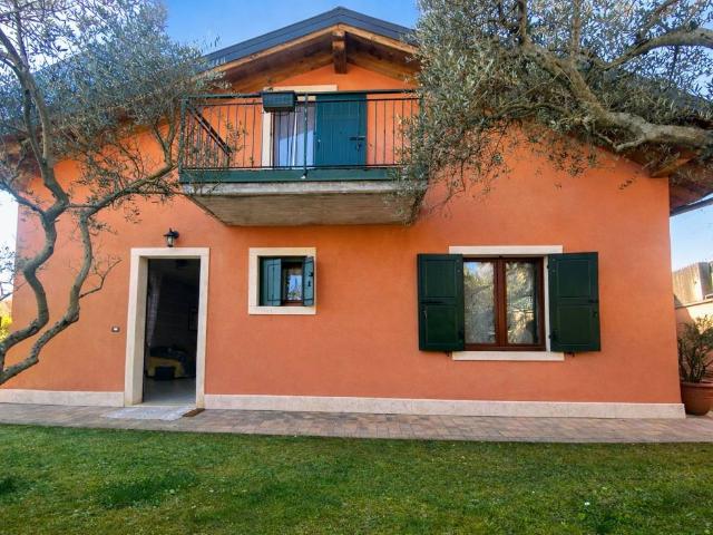 Villa Indipendente in vendita a Corrubbio di Negarine, San Pietro In Cariano