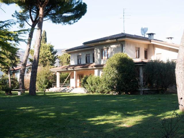 Villa Indipendente in vendita a San Pietro In Cariano, Veneto