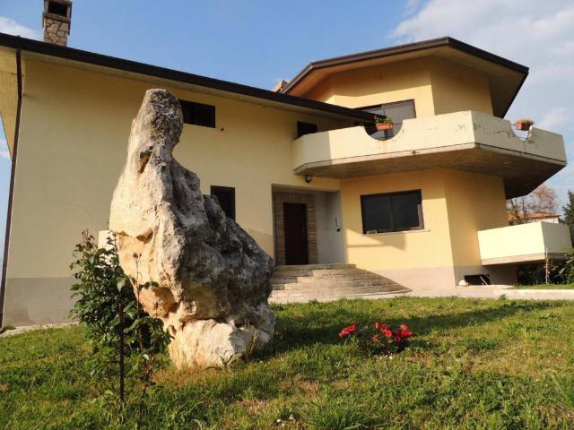 Villa Indipendente in vendita a San Valentino In Abruzzo, Abruzzo