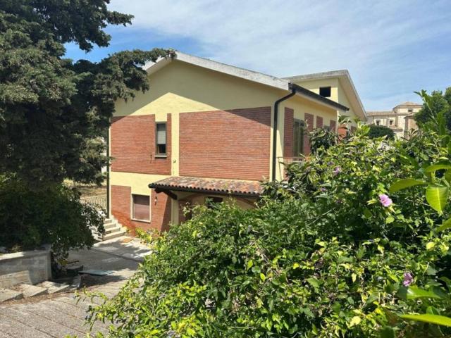 Villa Indipendente in vendita a San Valentino In Abruzzo, Abruzzo