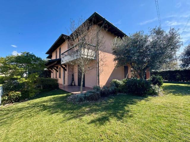 Villa Indipendente in vendita a San Zeno Naviglio, Lombardia