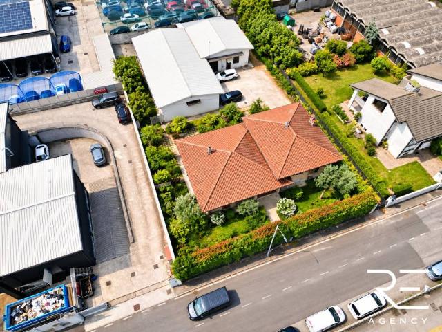 Villa Indipendente in vendita a Zona Artigianale di Via Quattro Novembre, San Zeno Naviglio