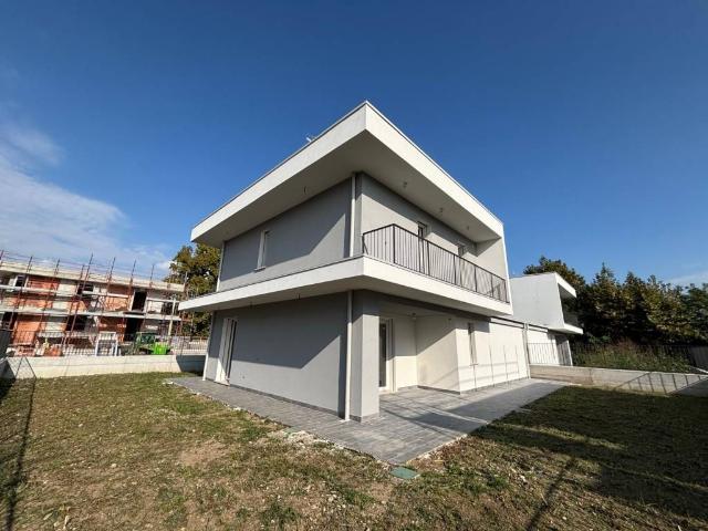 Villa Indipendente in vendita a San Zeno Naviglio, Lombardia