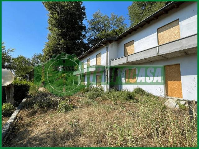 Villa Indipendente in vendita a Sangiano, Varese