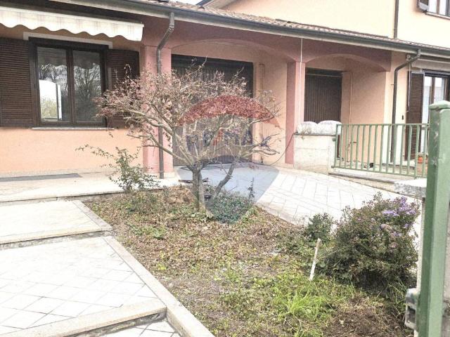 Villa Indipendente in vendita a Sannazzaro De' Burgondi, Lombardia