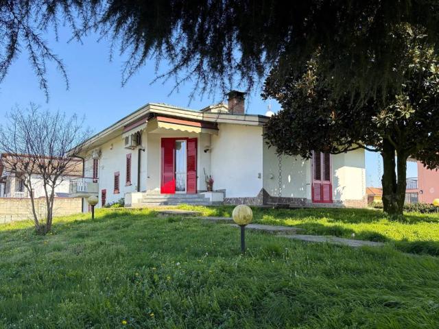 Villa Indipendente in vendita a Sannazzaro De' Burgondi, Lombardia