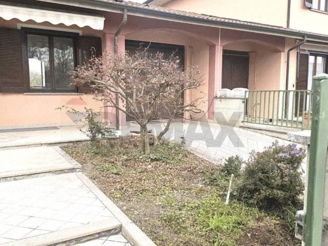 Villa Indipendente in vendita a Sannazzaro De' Burgondi, Lombardia