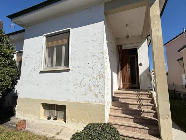 Villa Indipendente in vendita a Sannazzaro De' Burgondi, Lombardia
