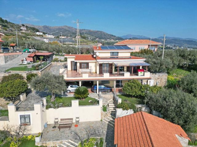 Villa Indipendente in vendita a San Remo, Liguria