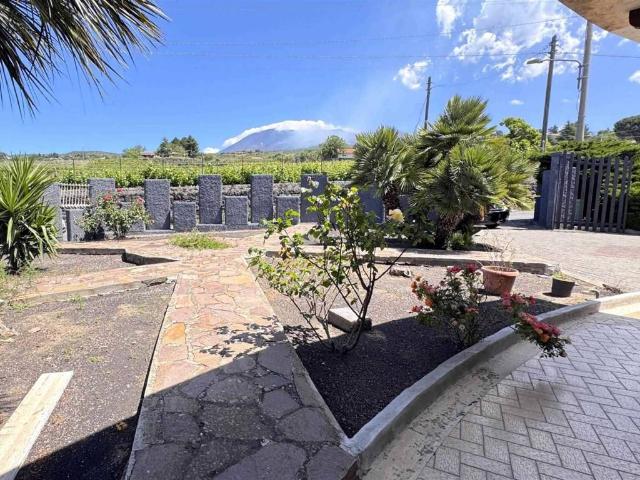 Villa Indipendente in vendita a Santa Maria Di Licodia, Sicilia
