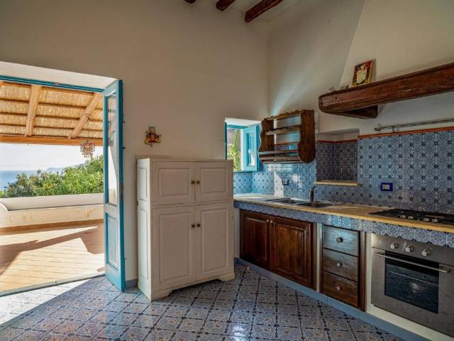 Villa Indipendente in vendita a Santa Marina Salina, Sicilia
