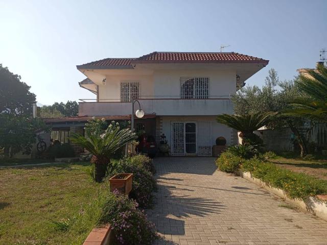 Villa Indipendente in vendita a Santi Cosma E Damiano, Lazio