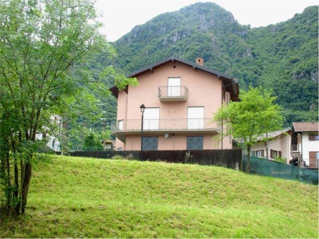 Villa Indipendente in vendita a Sant'omobono Imagna, Lombardia