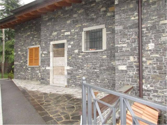 Villa Indipendente in vendita a Sant'omobono Imagna, Lombardia