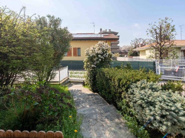 Villa Indipendente in vendita a Campo Sportivo-Colombara, Saronno