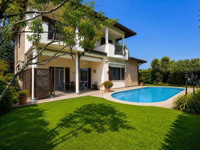 Villa Indipendente in vendita a Saronno, Lombardia