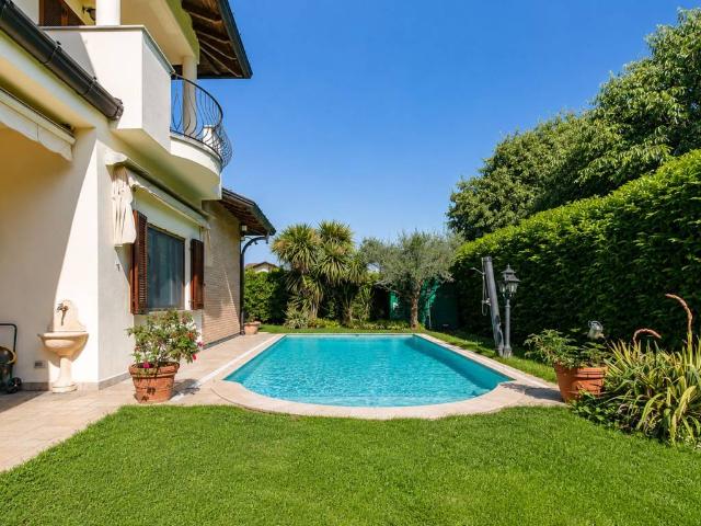 Villa Indipendente in vendita a Saronno, Lombardia