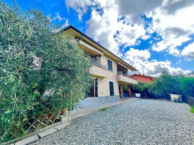 Villa Indipendente in vendita a Sarzana, Liguria