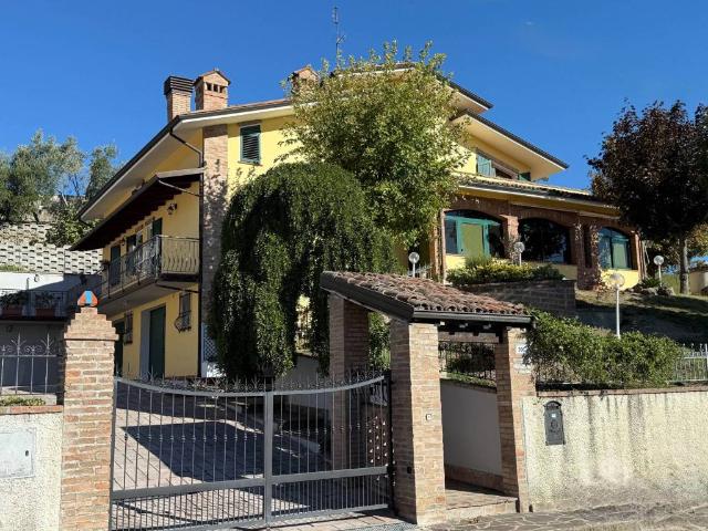 Villa Indipendente in vendita a Unione dei comuni del Distretto Ceramico, Sassuolo
