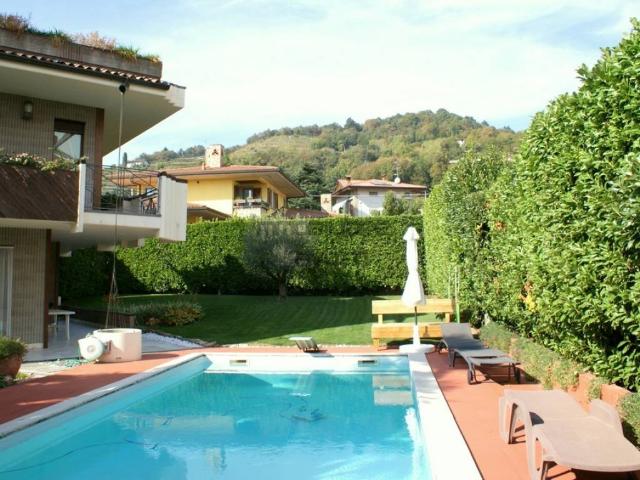 Villa Indipendente in vendita a Scanzorosciate, Lombardia