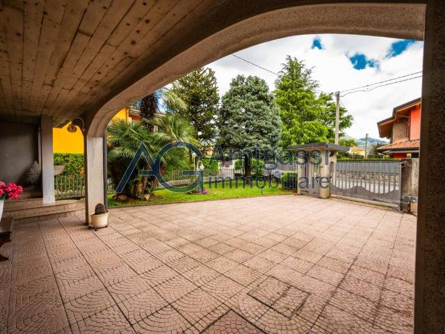 Villa Indipendente in vendita a Scanzorosciate, Lombardia