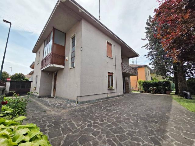 Villa Indipendente in vendita a Cascina Uccellanda, Scanzorosciate
