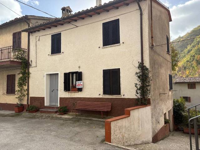 Villa Indipendente in vendita a Scheggia e Pascelupo, Isola Fossara